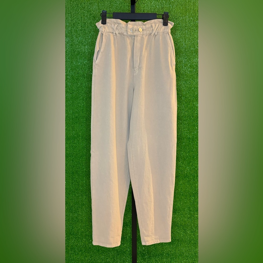 Stradivarius trousers,high waist. Four-pockets,zip fly,and 2 metal top buttons.